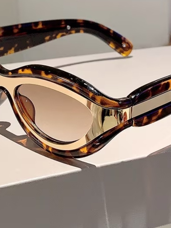 Retro Y2K Tortoiseshell Sport Luxe Cat-Eye Sunglasses with Gold Accents - Women main image 4